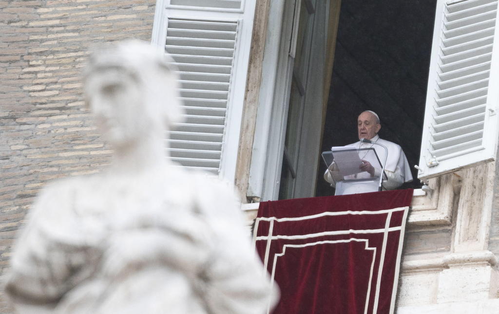 Papa Francisco vuelve a saludar desde la Plaza de San Pedro