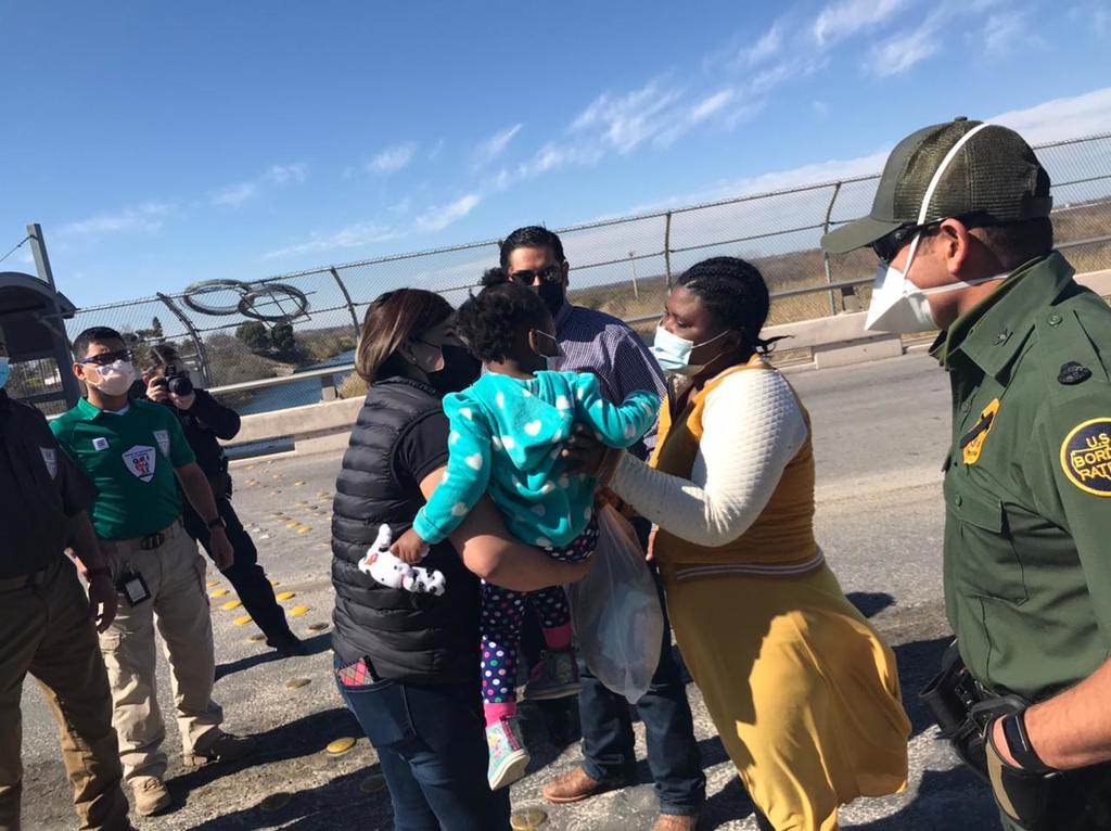 Entregan a su familia a niña rescatada en Río Bravo