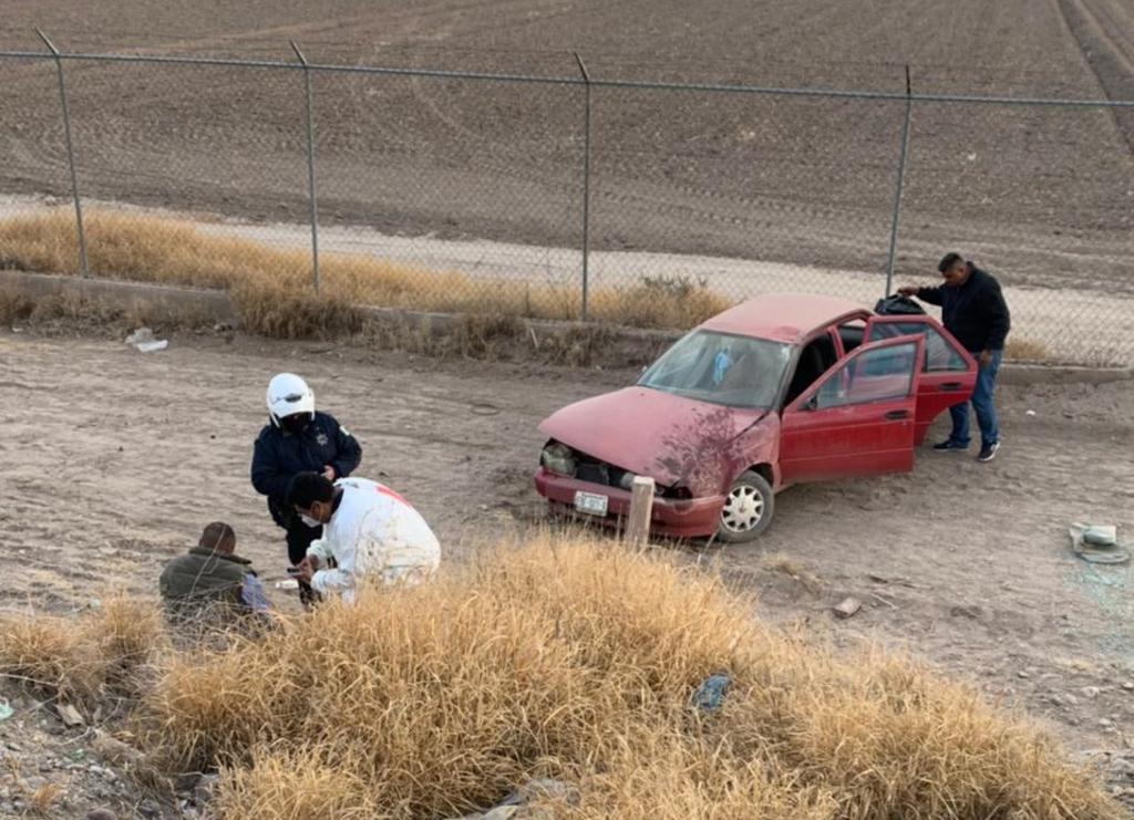 Vuelca vehículo en Torreón sobre el periférico; hay un lesionado