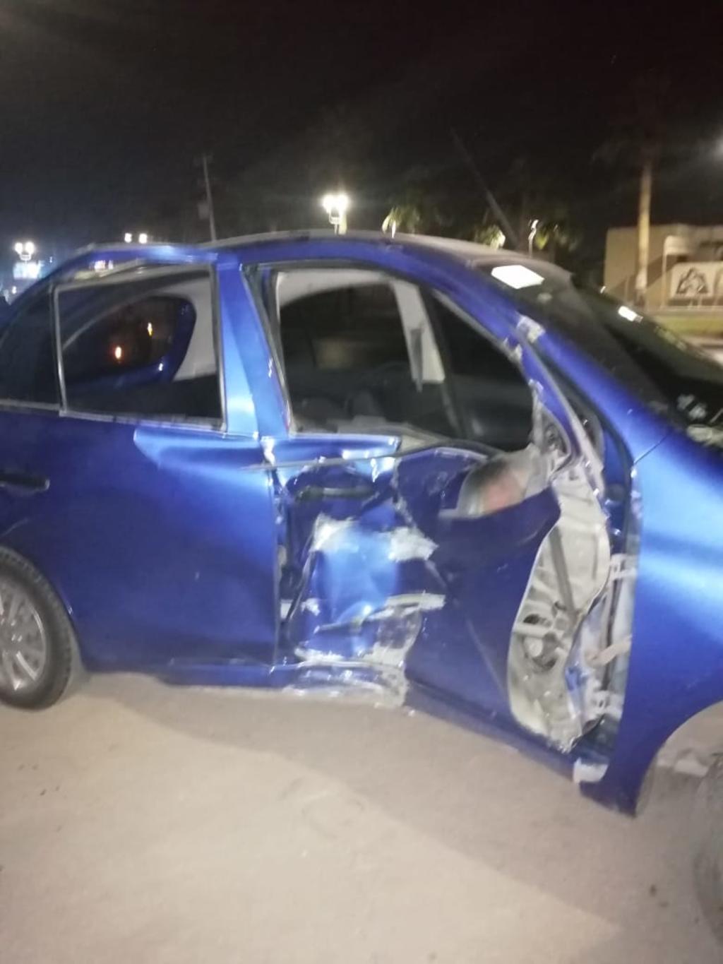 Conductora en estado de ebriedad en Torreón impacta su vehículo en muro de contención 