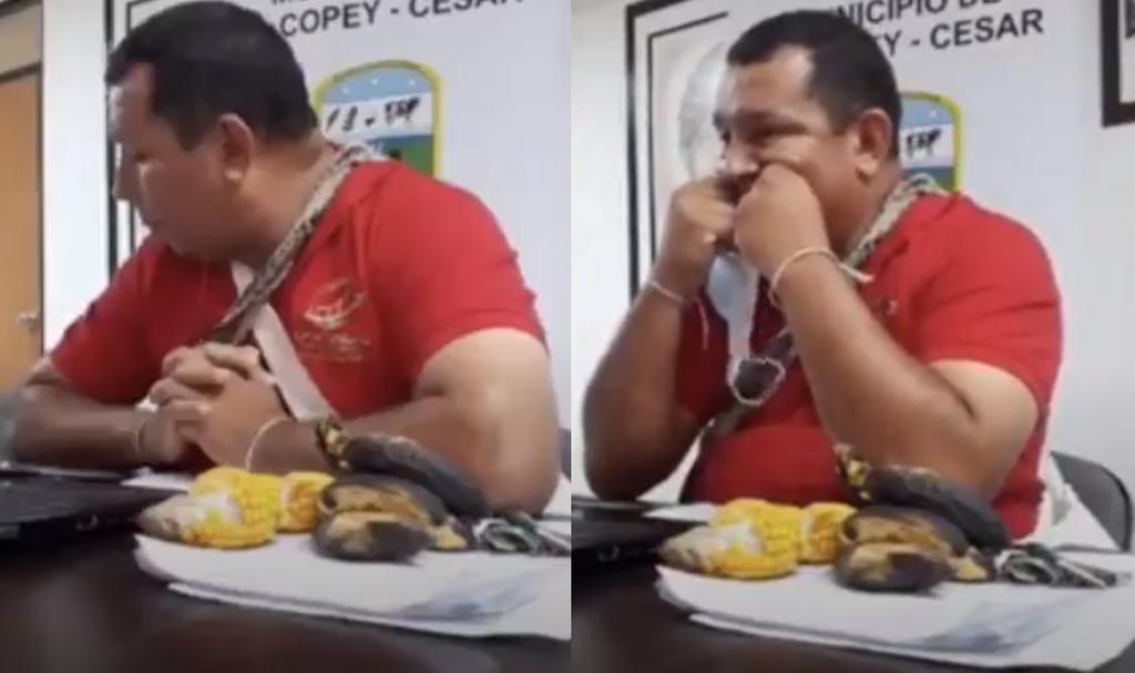 Captan a alcalde de Colombia utilizando cubrebocas como hilo dental