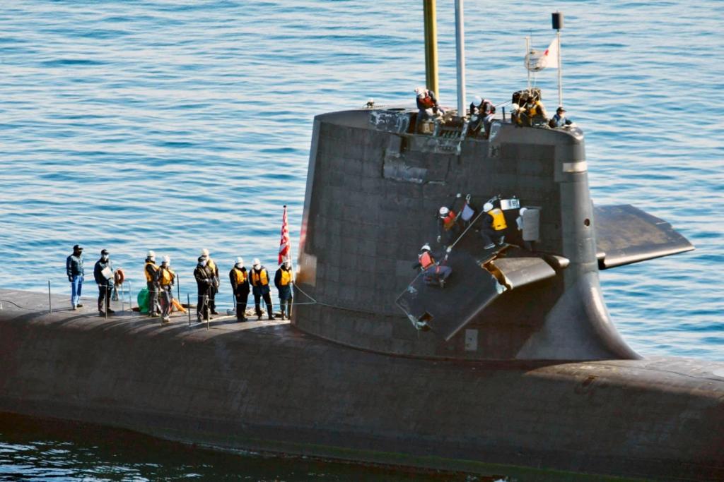 Submarino de Japón choca con un barco comercial mientras salía a la superficie