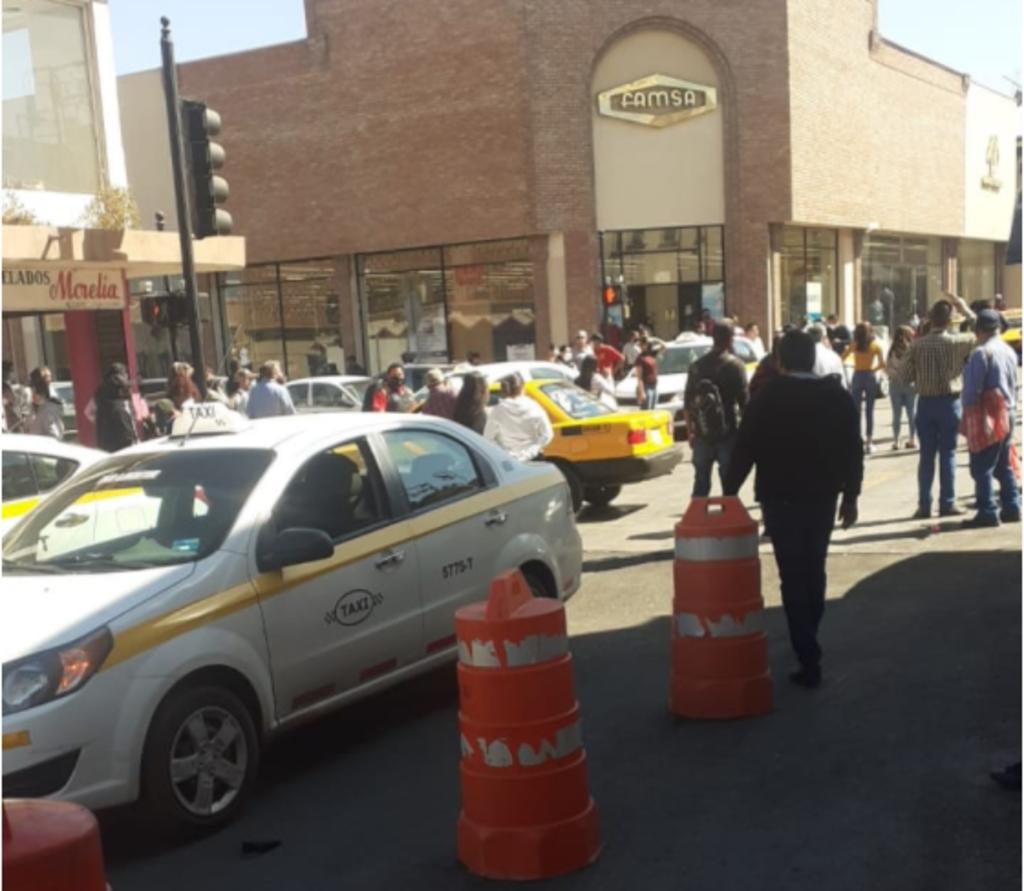 Se manifiestan taxistas en Saltillo; bloquean calles del centro