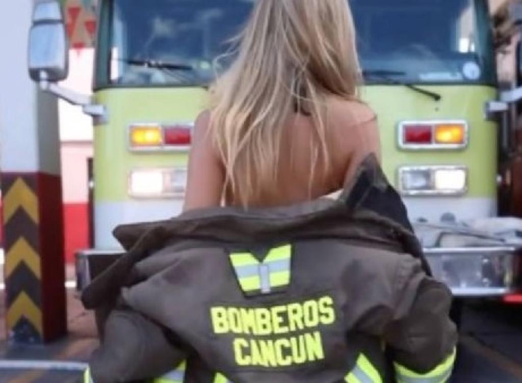 Modelo posa en bikini con uniforme de Cuerpo de Bomberos en Cancún