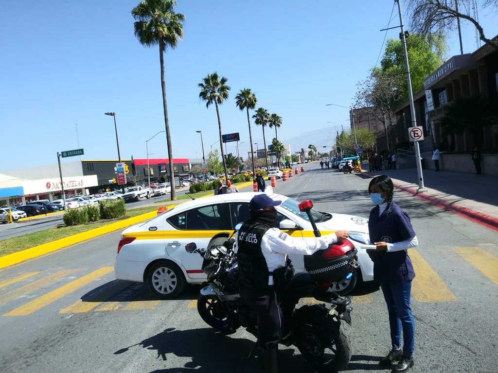 Taxistas bloquean vialidades de Saltillo