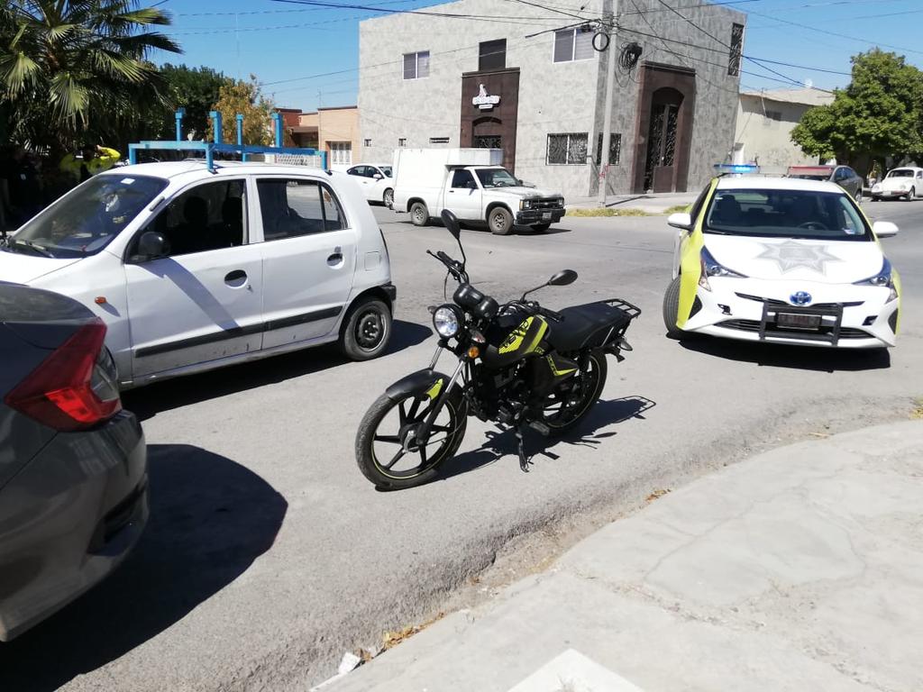 No respeta alto y le corta circulación a motociclista en Torreón