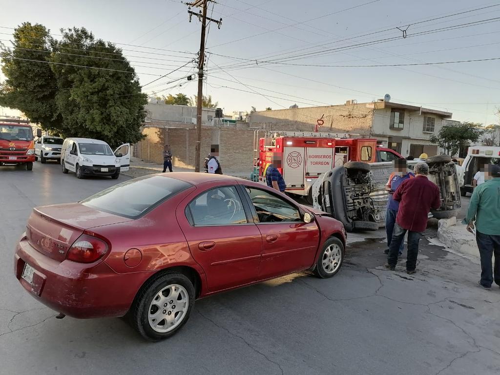 Choque volcadura en Torreón deja dos personas lesionadas