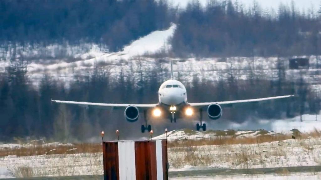 Avión en Rusia aterriza ‘de lado’ a causa del viento