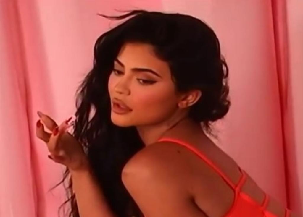 Kylie Jenner desea un feliz San Valentín recostada en lencería