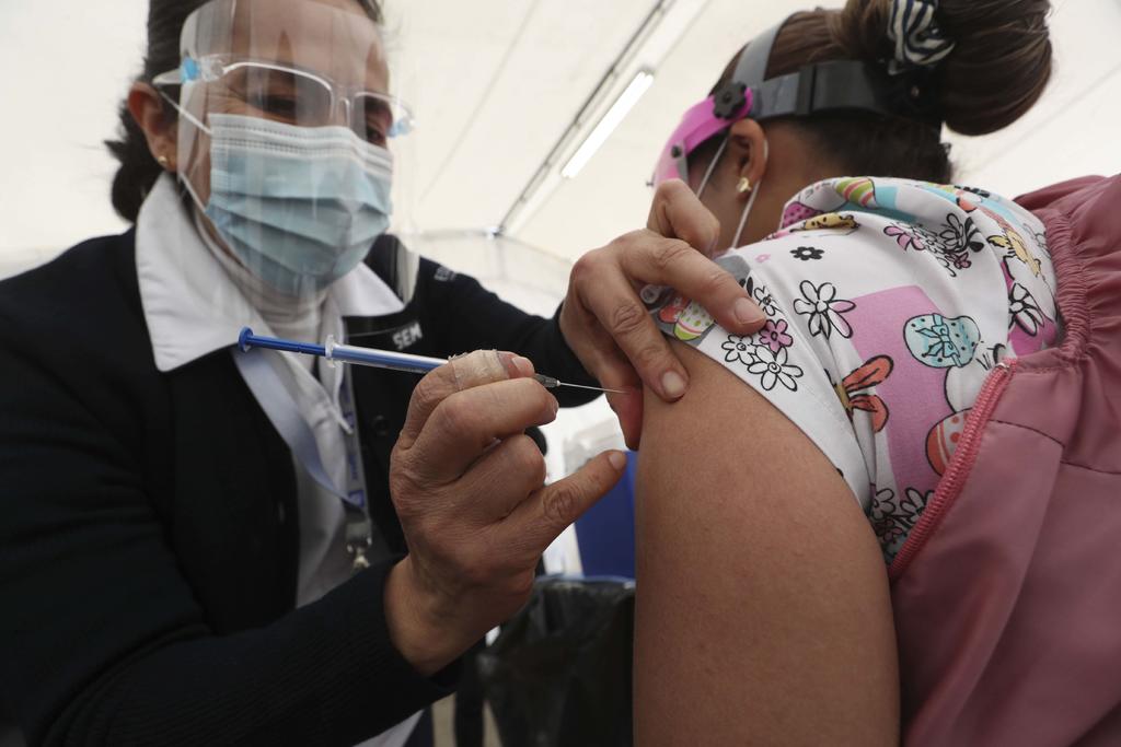 Urgen vacunación contra COVID en zonas de riesgo en México