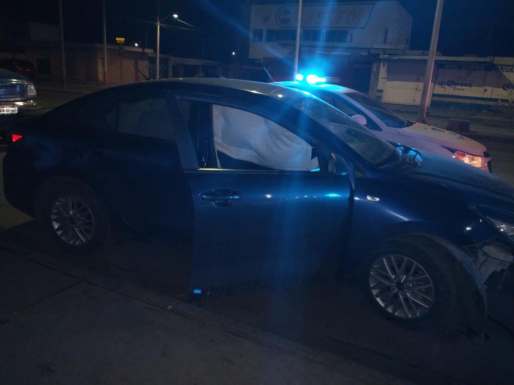 Joven conductora se impacta en Torreón contra parada del Metrobús