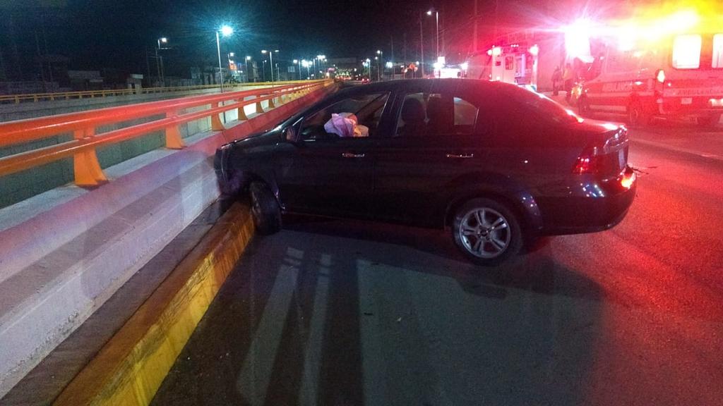 Conductor ebrio en Torreón impacta su vehículo contra muro de contención