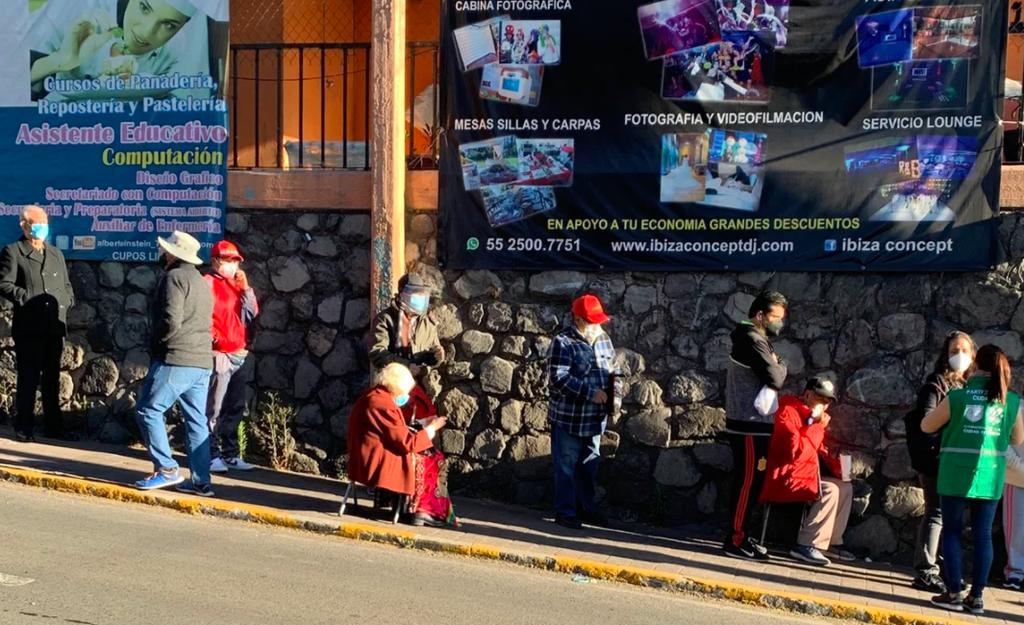 Con largas filas, inicia vacunación de adultos mayores en el Valle de México