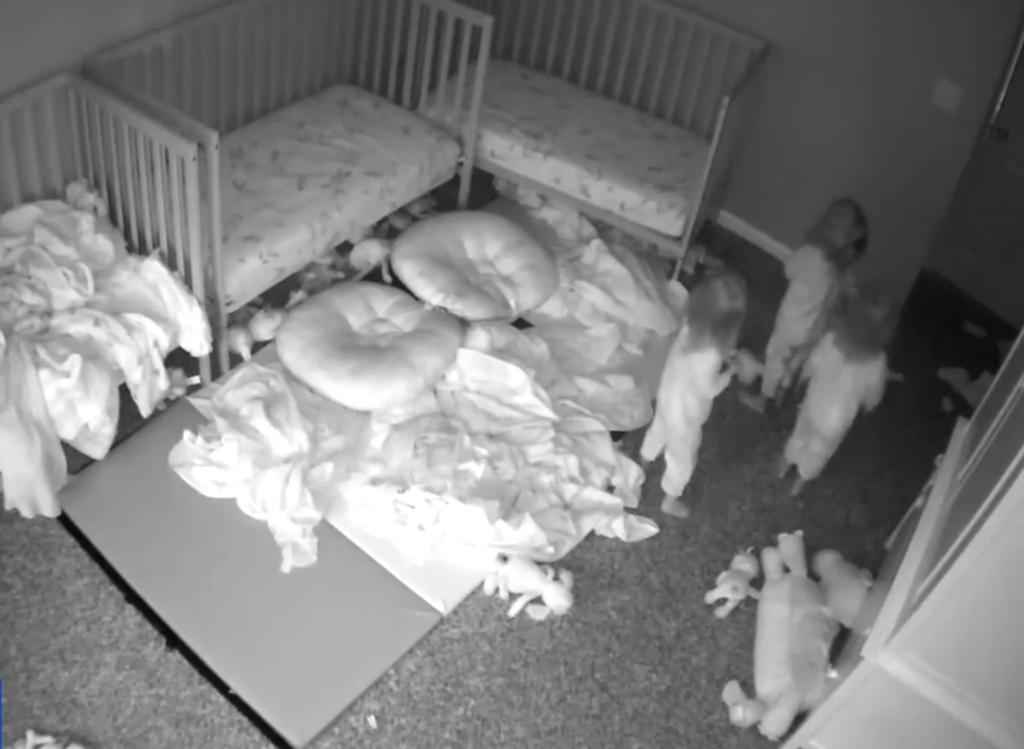 Video muestra a trillizas viendo un supuesto fantasma en su habitación
