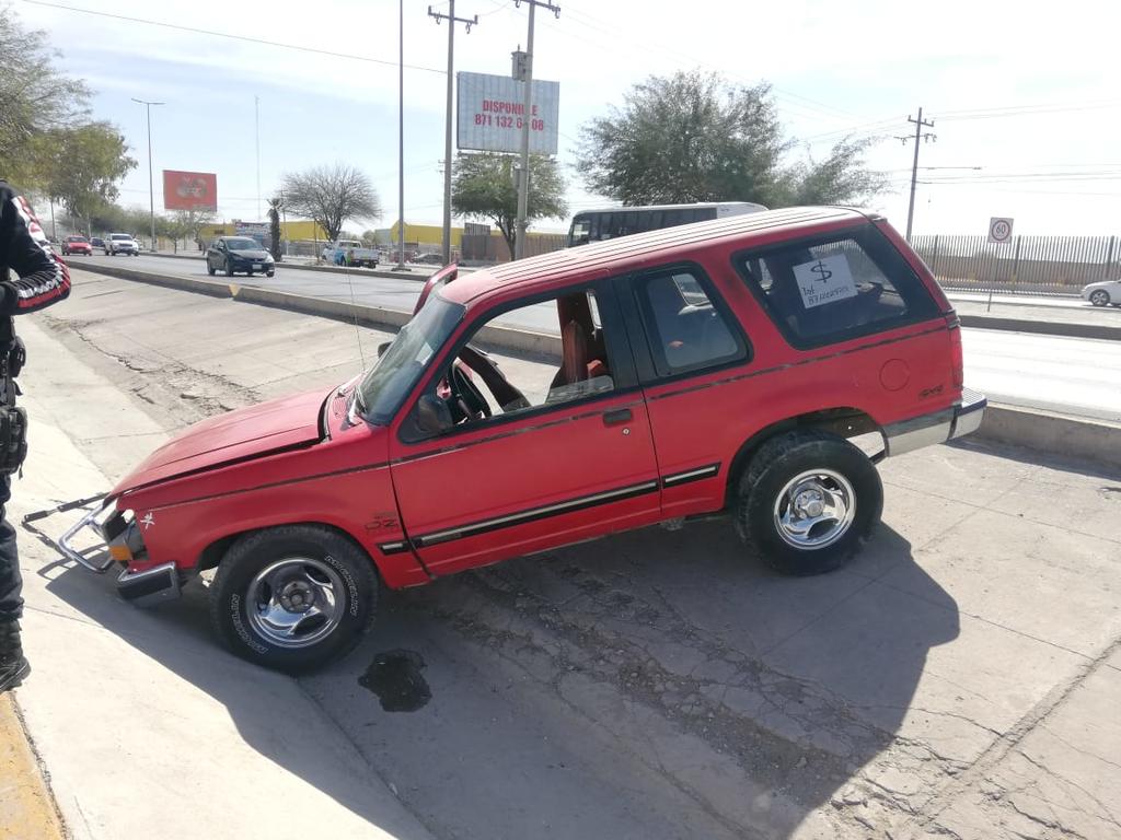 Chocan camioneta con reporte de robo en Torreón