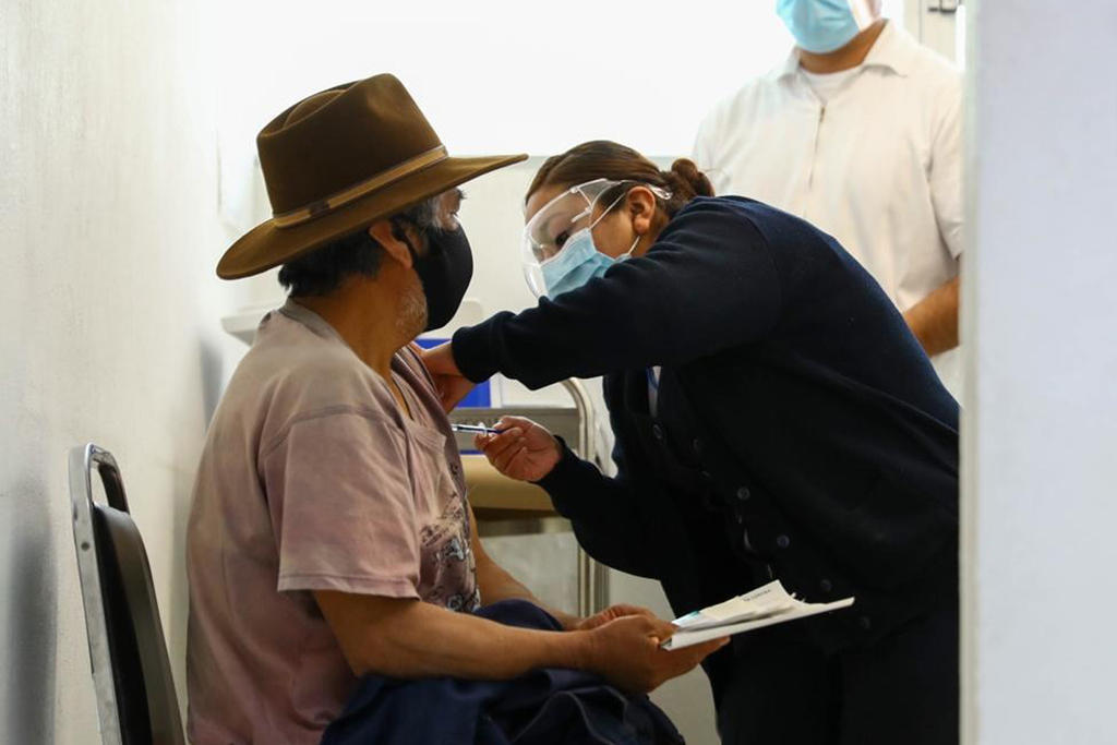 Suspende Nuevo León vacunación a adultos mayores por bajas temperaturas