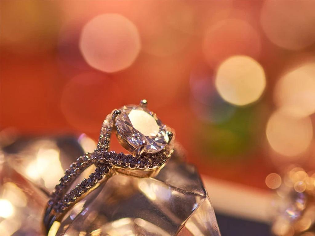 Roba el anillo de compromiso de su novia para dárselo a otra mujer