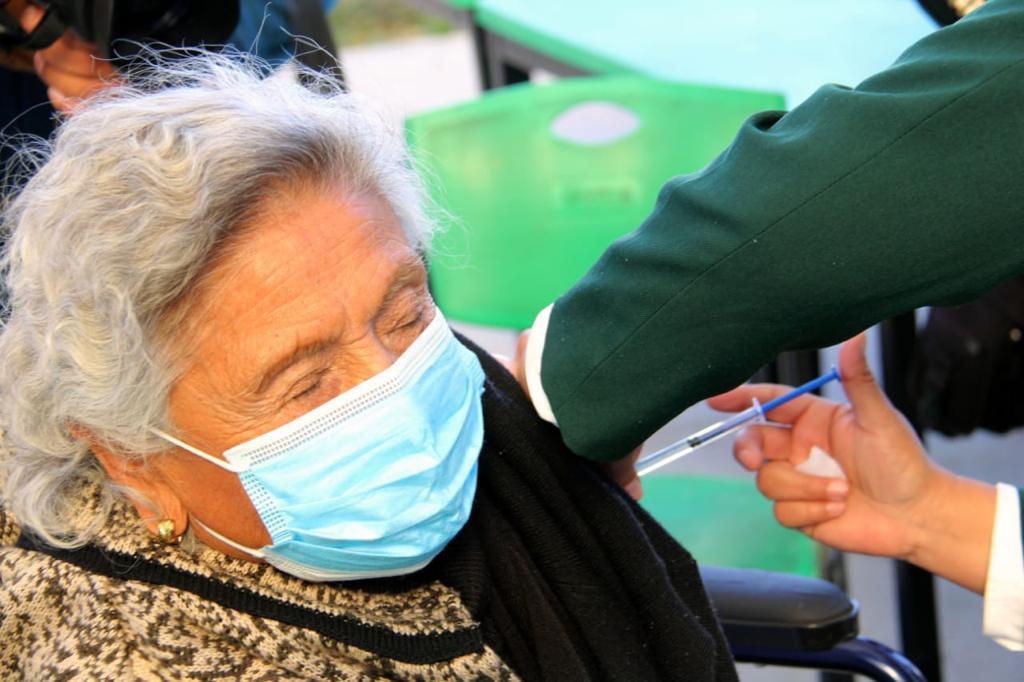 Inicia vacunación de adultos mayores en región Sureste de Coahuila