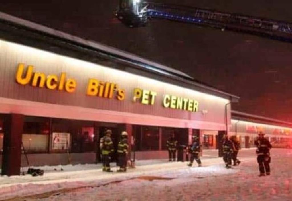 Los bomberos de Indianápolis informaron el martes que unos 100 animales murieron por un incendio durante la noche en una tienda de mascotas, sofocados por humo espeso y gases letales.  El Departamento de Bomberos de Indianápolis dijo que tardó aproximada