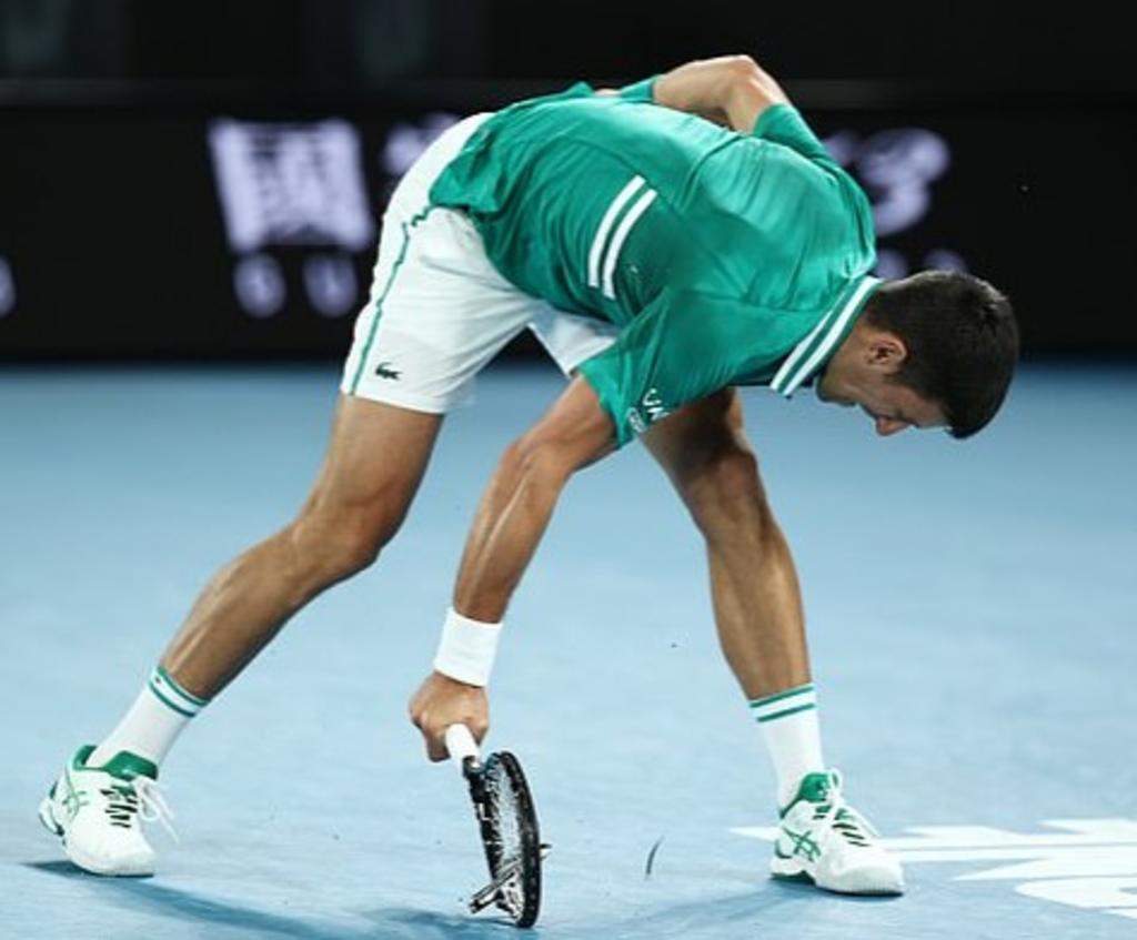 Novak Djokovic vuelve a perder temperamento y destruye raqueta