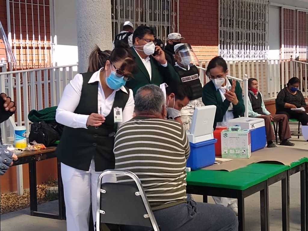 Con aplausos, arranca vacunación de adultos mayores en Coahuila