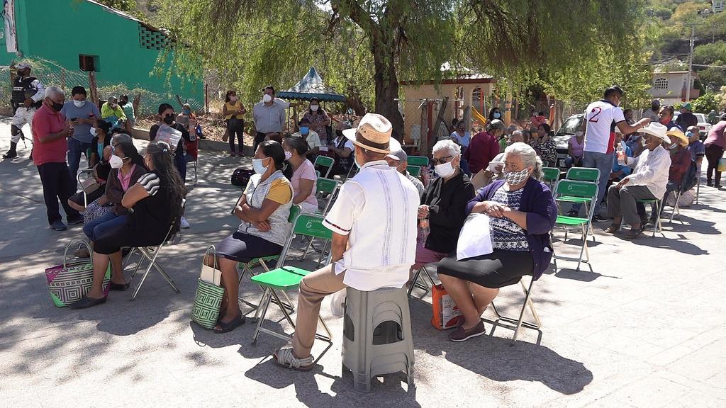 Dejarán de pedir credencial de elector a adultos mayores vacunados contra COVID en México