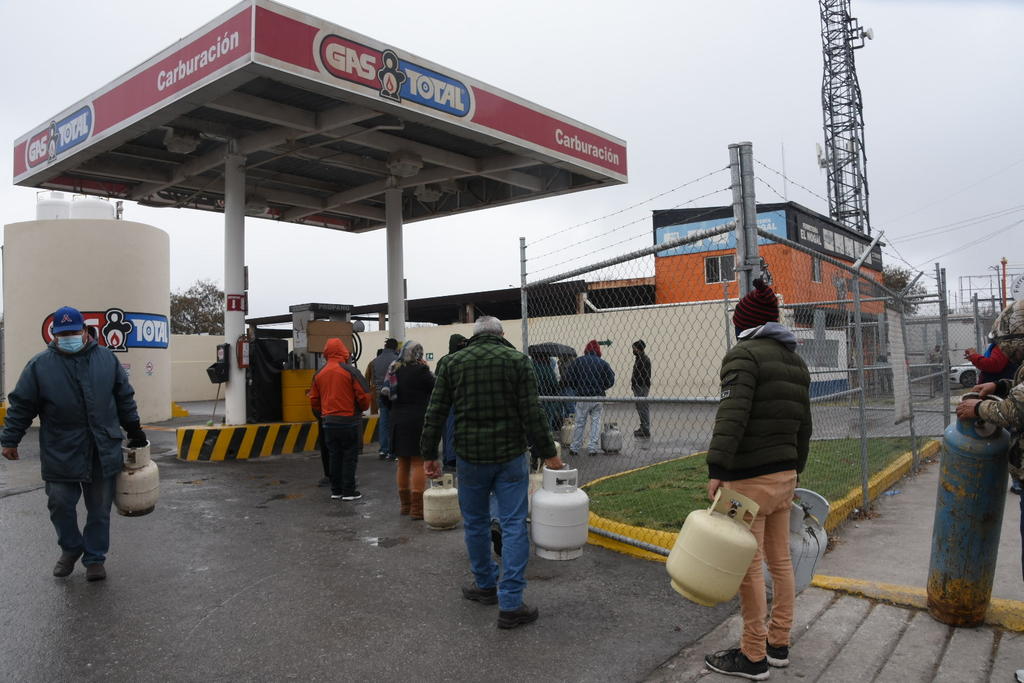 Se generan largas filas por compra de gas en Monclova