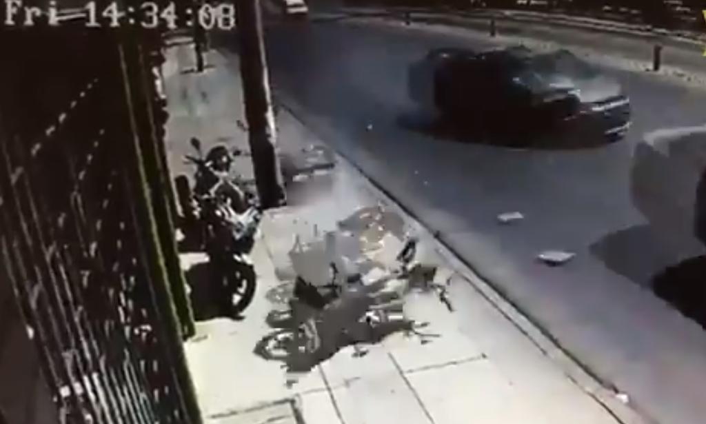 Repartidor de comida termina barrido en el pavimento tras ser arrollado por automovilista