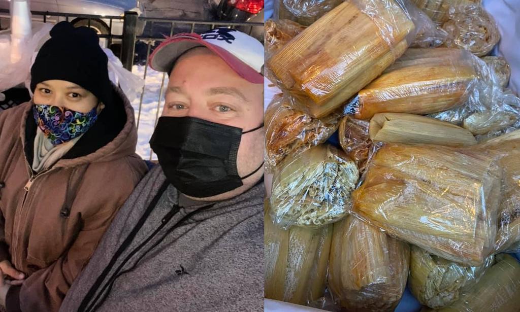 Compra tamales a vendedores ambulantes y los reparte a personas sin hogar en Chicago