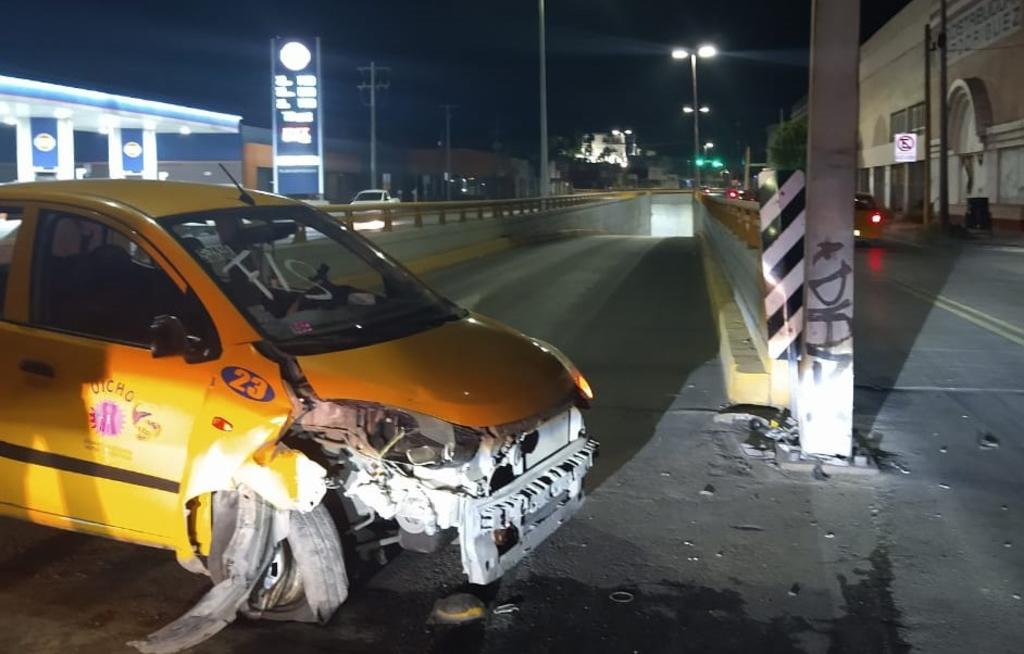 Abandonan taxi tras chocar contra poste en Torreón