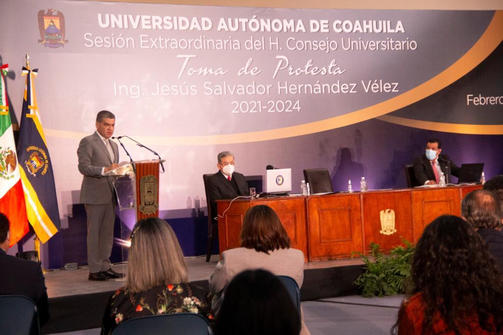 Exhorta Miguel Riquelme a universitarios a trabajar por Coahuila