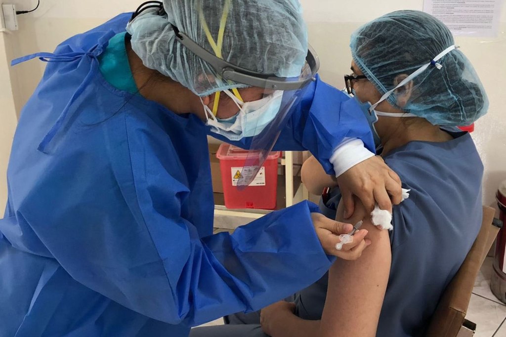 Revela Perú que Sinopharm ofreció vacuna a trabajadores de ensayo