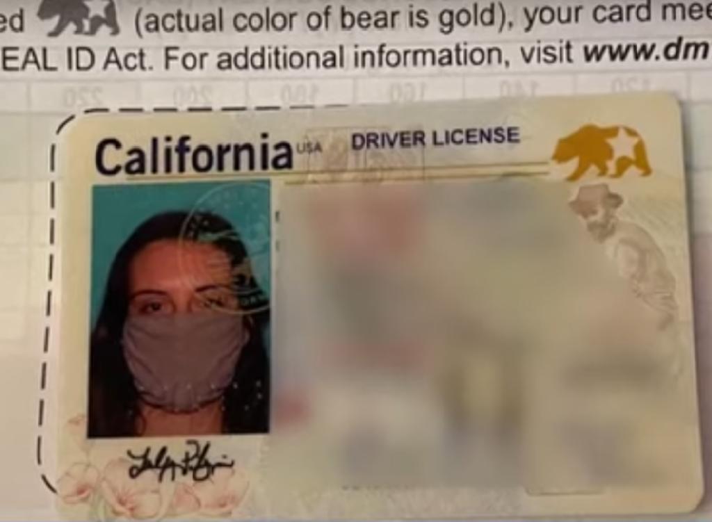 Mujer necesita licencia nueva por salir en la fotografía usando cubrebocas