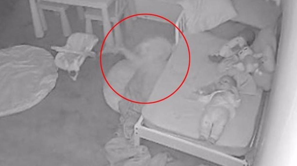 Padre asegura que su hija fue arrastrada bajo de la cama por un 'fantasma'