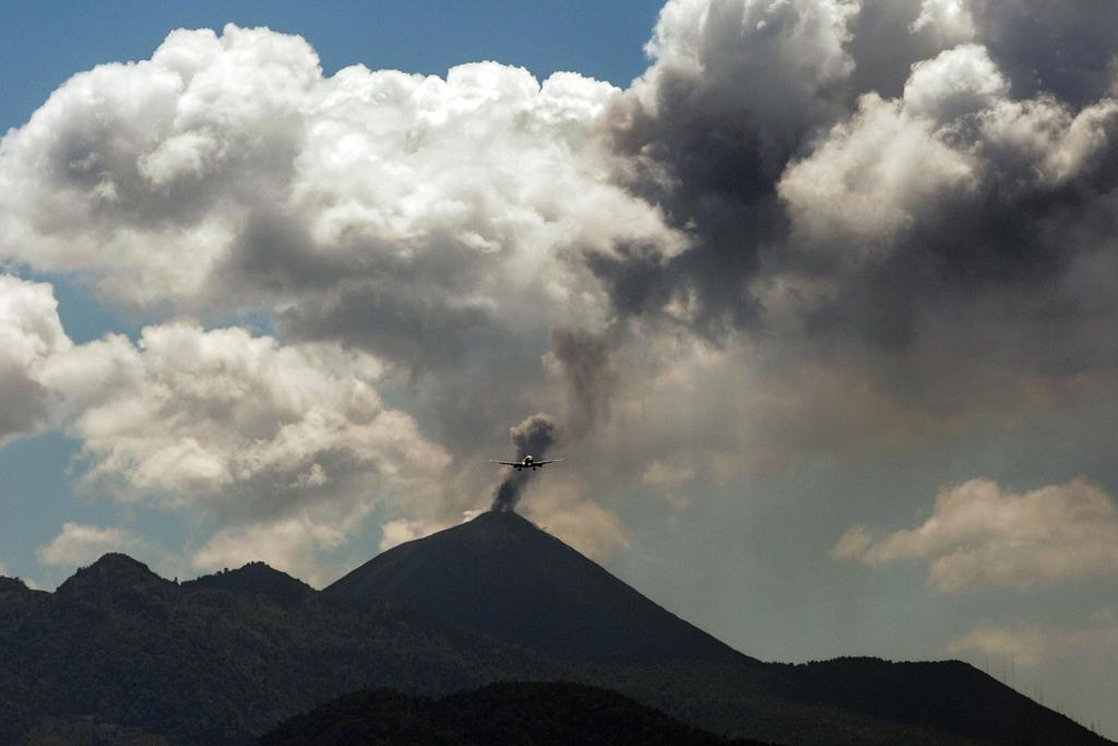 Volcán de Fuego en Guatemala registra al menos 10 erupciones por hora