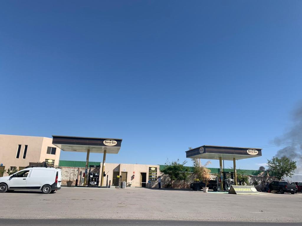 Pareja asalta gasolinera en ejido La Partida de Torreón
