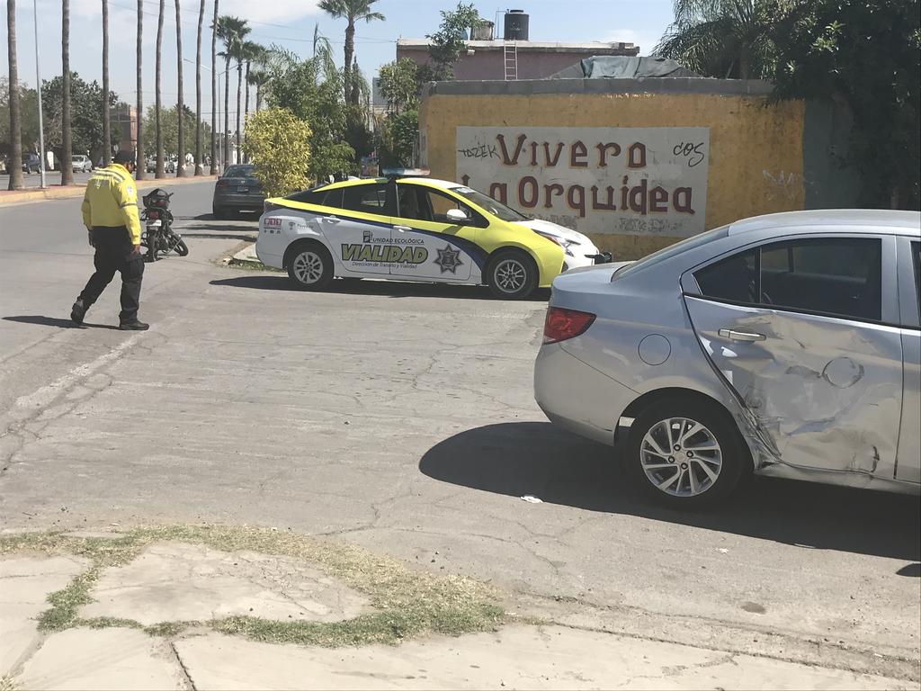 Accidente en Torreón deja un motociclista lesionado