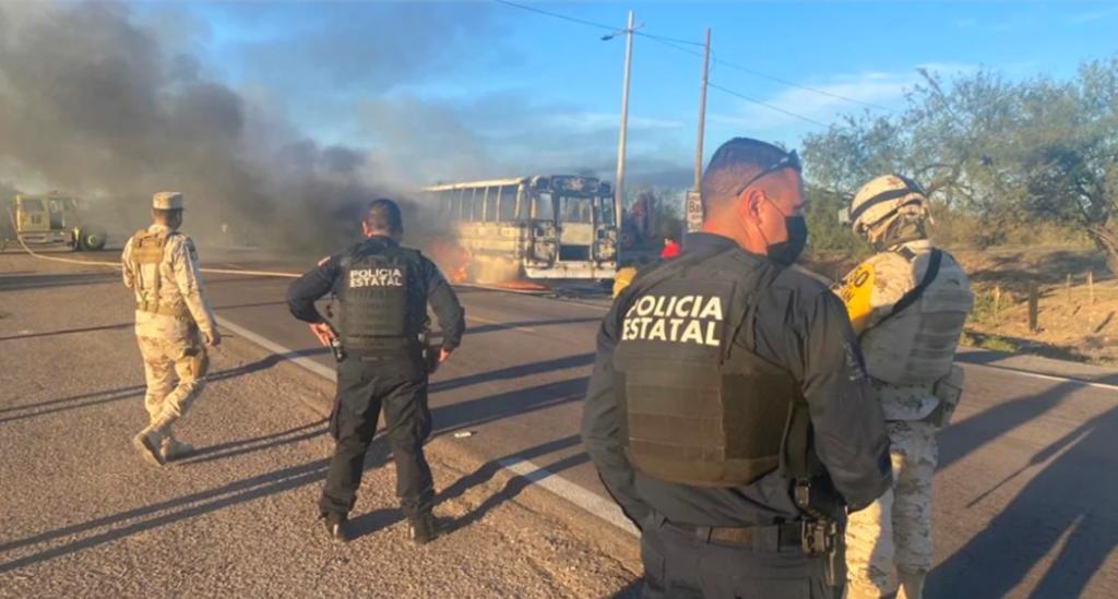 Se llevan a chofer tras ataque e incendio de camiones en Sonora