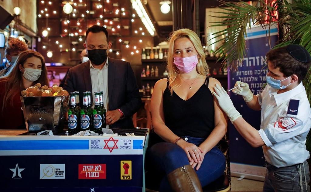 Bares regalan bebidas a quienes se apliquen la vacuna en Israel