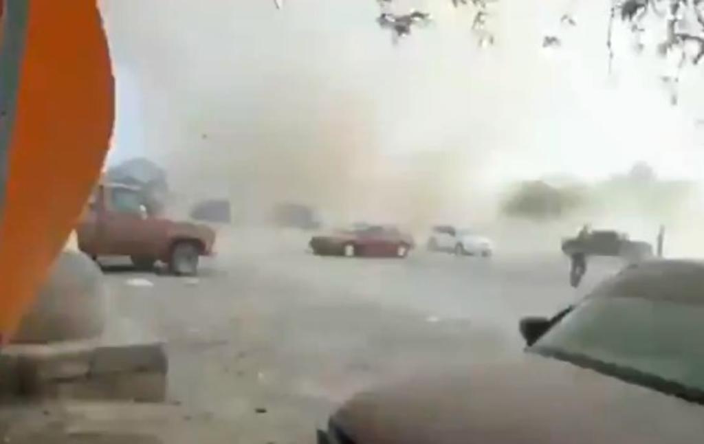 'Tornado' arrasa con tianguis en Hidalgo; video se vuelve viral