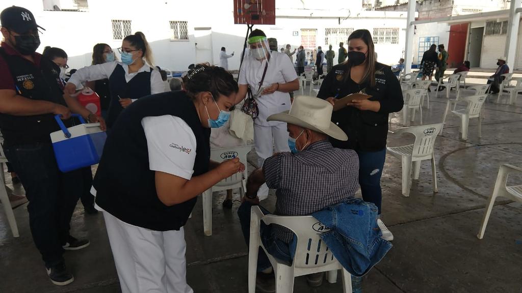 Regresan a adultos mayores sin vacunarlos en Ciudad Frontera