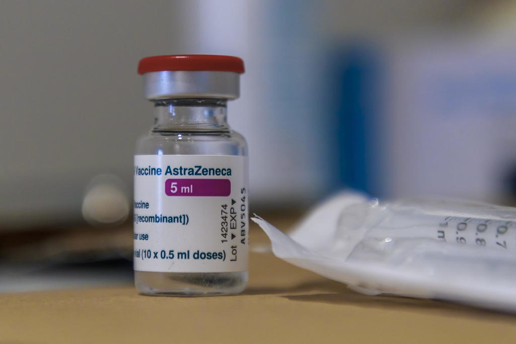 Reguladores canadienses autorizan vacuna de AstraZeneca