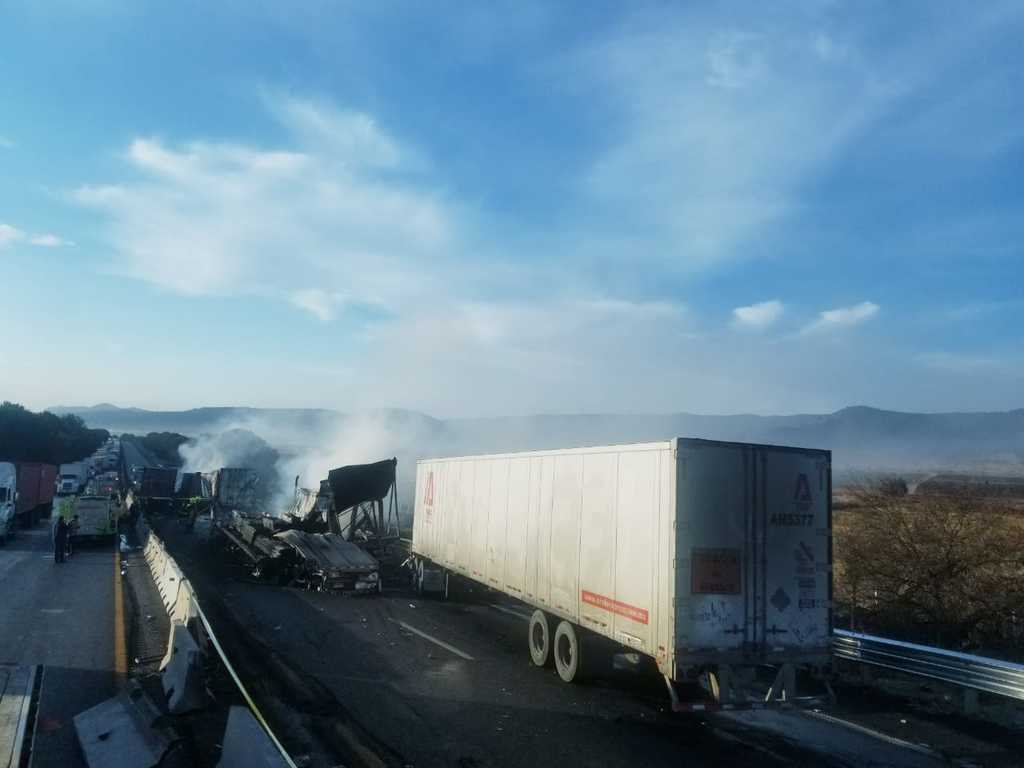 Aparatoso accidente en la autopista México-Piedras Negras deja un calcinado