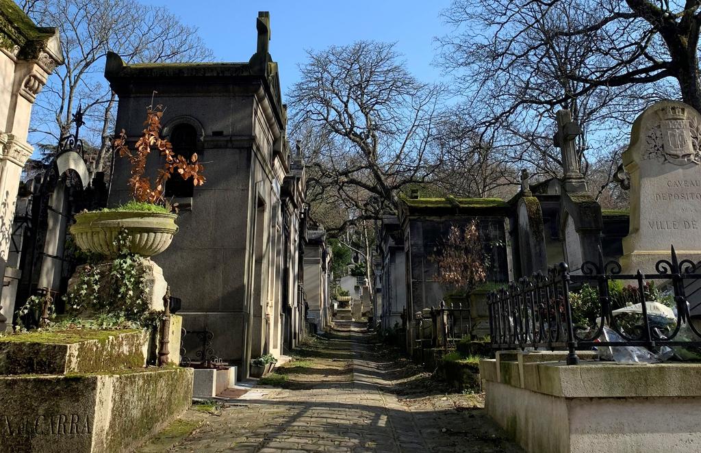 Parisinos redescubren sus famosos cementerios
