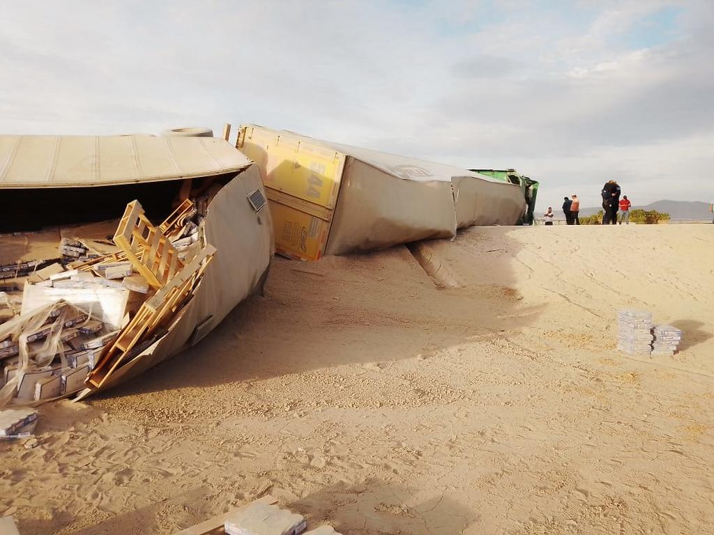 Vuelca tráiler cargado de latas de atún en Libramiento Norte de Torreón