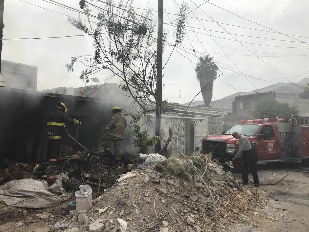 Fuego consume casa deshabitada en Torreón