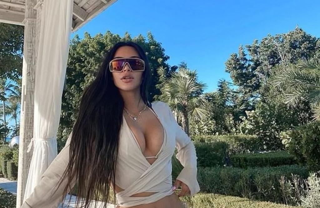 Kim Kardashian 'celebra su soltería' en diminuto bikini blanco