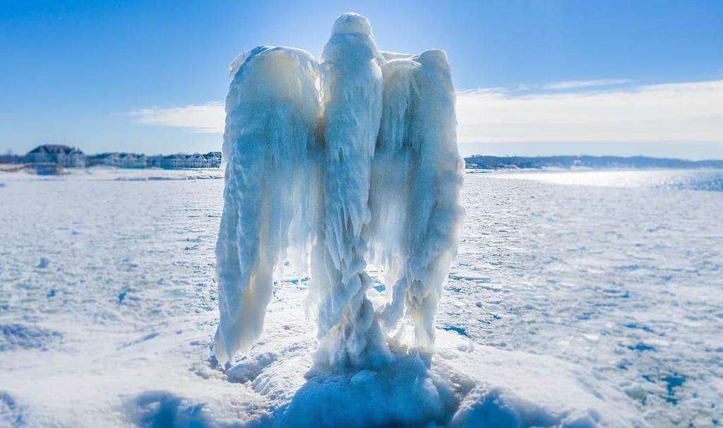 Aparece un 'ángel' de hielo en lago de Michigan