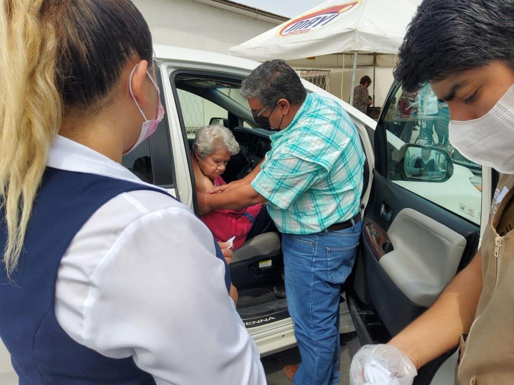Señalan problemas de logística en Coahuila para vacunar contra COVID a adultos mayores