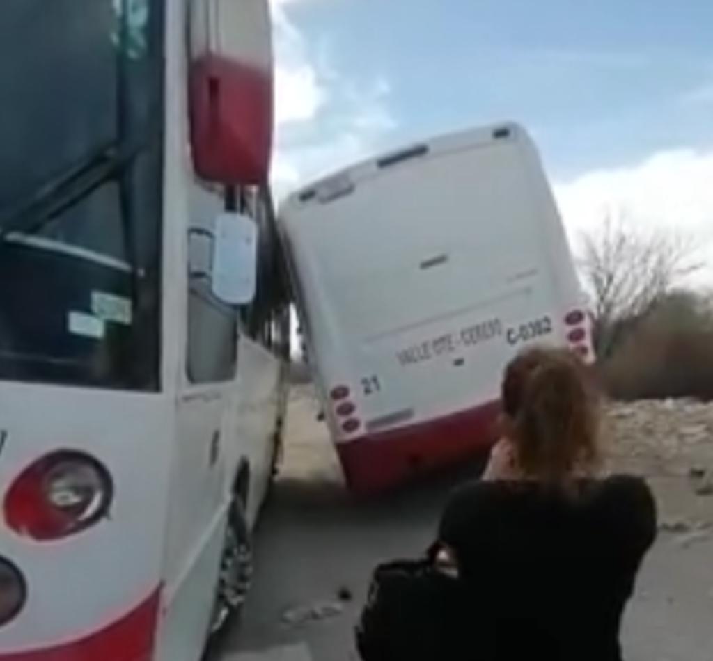 Accidente de autobuses provoca molestia de pasajeros en Torreón